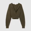 Maglione corto a maniche lunghe con cappuccio Maglione corto a maniche lunghe con cappuccio