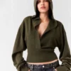 Maglione corto a maniche lunghe con cappuccio Maglione corto a maniche lunghe con cappuccio