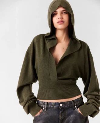 Maglione corto a maniche lunghe con cappuccio