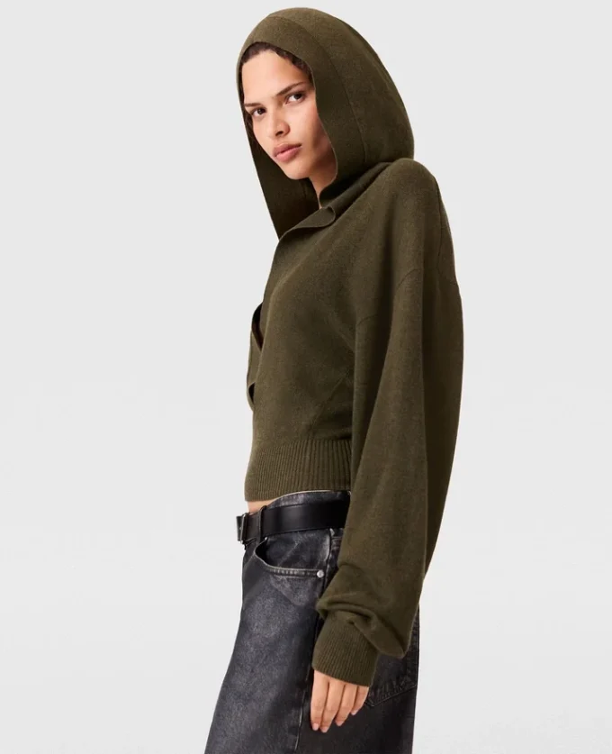 Maglione corto a maniche lunghe con cappuccio Maglione corto a maniche lunghe con cappuccio