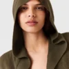 Maglione corto a maniche lunghe con cappuccio Maglione corto a maniche lunghe con cappuccio