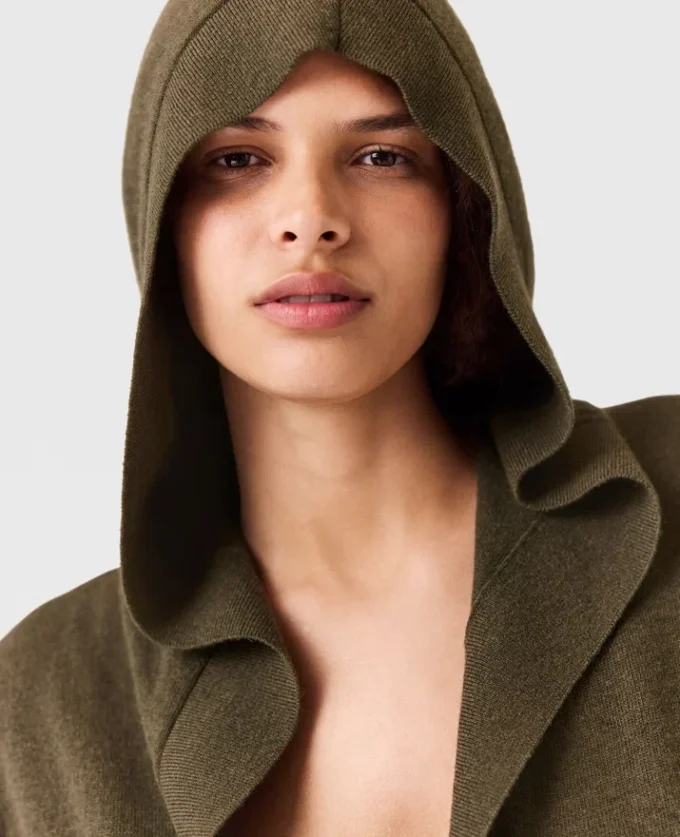 Maglione corto a maniche lunghe con cappuccio Maglione corto a maniche lunghe con cappuccio