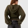 Maglione corto a maniche lunghe con cappuccio Maglione corto a maniche lunghe con cappuccio