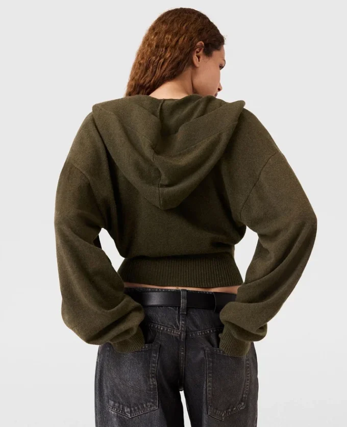 Maglione corto a maniche lunghe con cappuccio Maglione corto a maniche lunghe con cappuccio