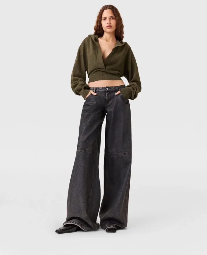 Maglione corto a maniche lunghe con cappuccio Maglione corto a maniche lunghe con cappuccio