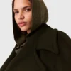 Maglione corto a maniche lunghe con cappuccio Maglione corto a maniche lunghe con cappuccio