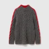 Maglione girocollo con maniche allacciate e lavorazione a trecce Maglione girocollo con maniche allacciate e lavorazione a trecce