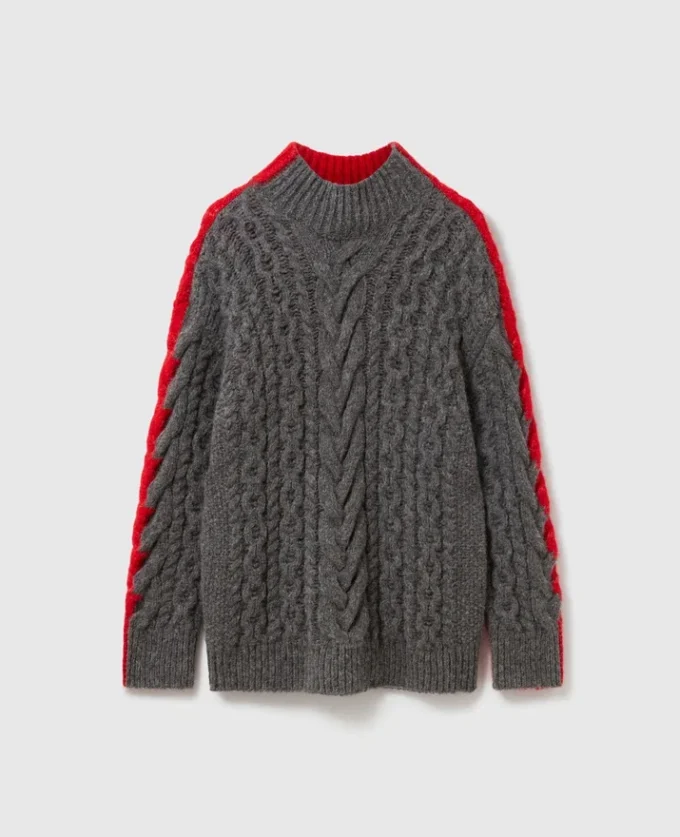 Maglione girocollo con maniche allacciate e lavorazione a trecce Maglione girocollo con maniche allacciate e lavorazione a trecce