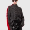 Maglione girocollo con maniche allacciate e lavorazione a trecce Maglione girocollo con maniche allacciate e lavorazione a trecce