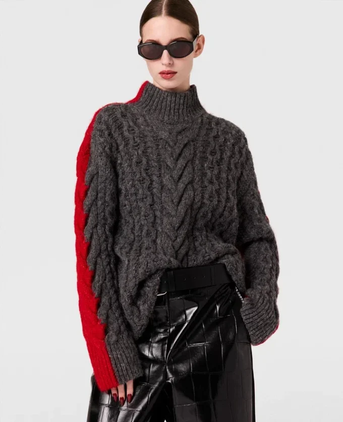Maglione girocollo con maniche allacciate e lavorazione a trecce Maglione girocollo con maniche allacciate e lavorazione a trecce