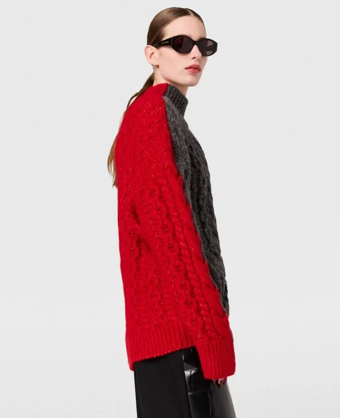 Maglione girocollo con maniche allacciate e lavorazione a trecce Maglione girocollo con maniche allacciate e lavorazione a trecce