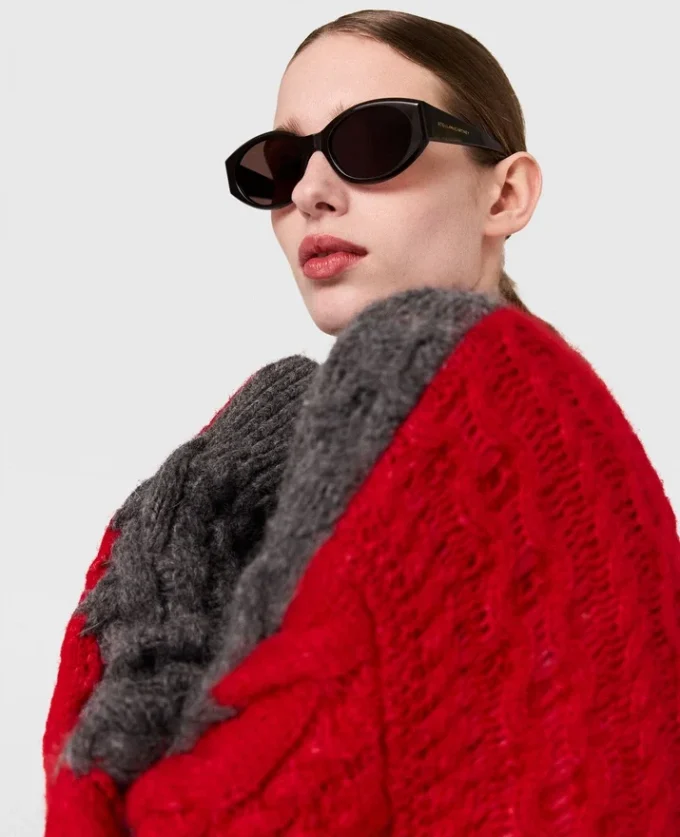 Maglione girocollo con maniche allacciate e lavorazione a trecce Maglione girocollo con maniche allacciate e lavorazione a trecce