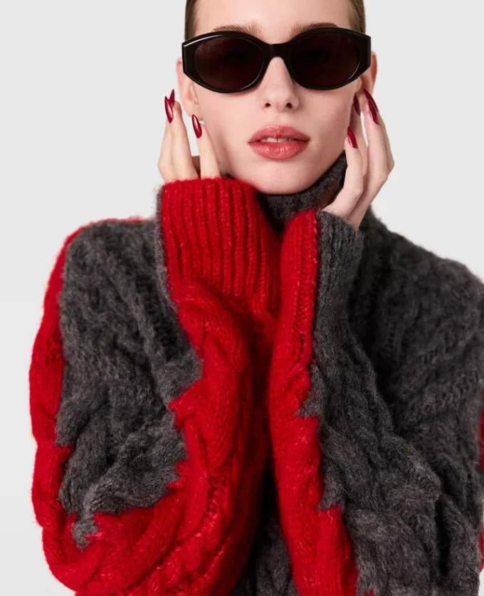 Maglione girocollo con maniche allacciate e lavorazione a trecce Maglione girocollo con maniche allacciate e lavorazione a trecce
