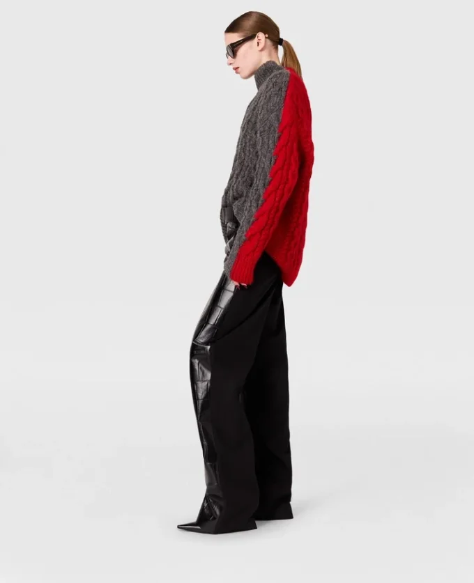 Maglione girocollo con maniche allacciate e lavorazione a trecce Maglione girocollo con maniche allacciate e lavorazione a trecce