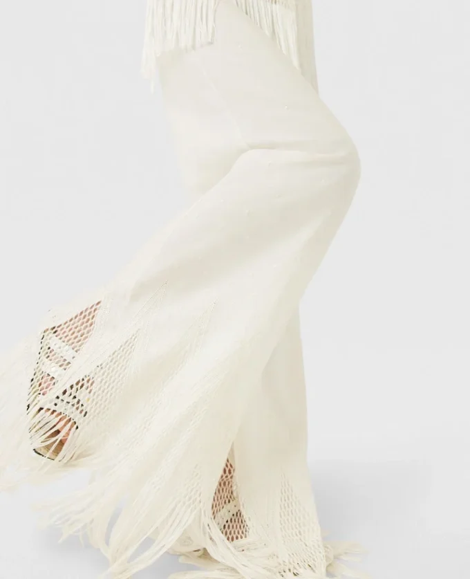 Pantaloni a gamba larga con frange e maglia aperta Pantaloni a gamba larga con frange e maglia aperta