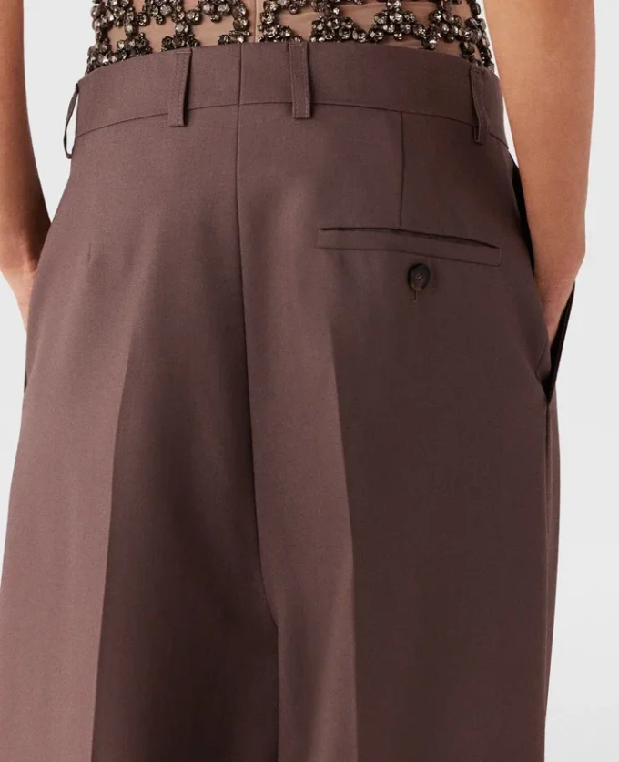 Pantaloni a vita bassa con pieghe Pantaloni a vita bassa con pieghe