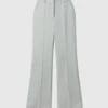Pantaloni a vita media con taglio botcut Pantaloni a vita media con taglio botcut