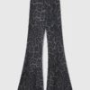 Pantaloni a zampa di media altezza con stampa leopardata Pantaloni a zampa di media altezza con stampa leopardata