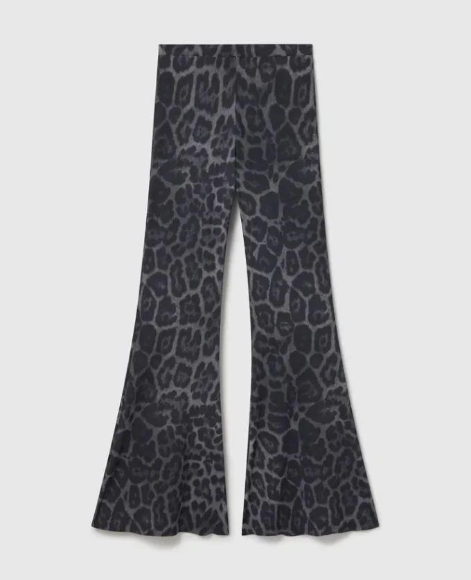 Pantaloni a zampa di media altezza con stampa leopardata Pantaloni a zampa di media altezza con stampa leopardata