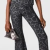 Pantaloni a zampa di media altezza con stampa leopardata Pantaloni a zampa di media altezza con stampa leopardata