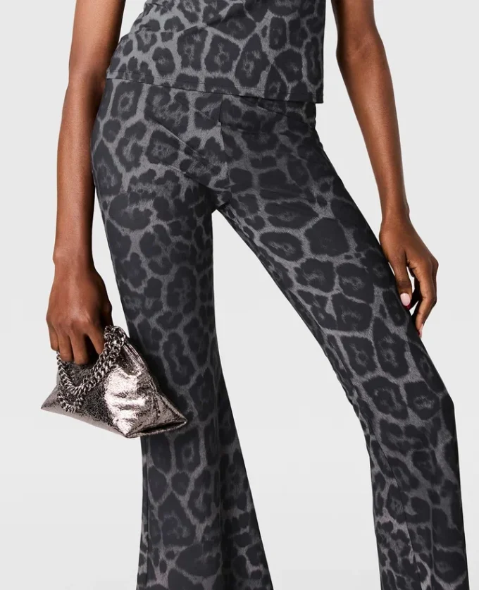 Pantaloni a zampa di media altezza con stampa leopardata Pantaloni a zampa di media altezza con stampa leopardata