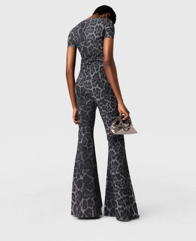 Pantaloni a zampa di media altezza con stampa leopardata Pantaloni a zampa di media altezza con stampa leopardata