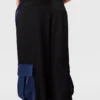 Pantaloni cargo oversize in raso Pantaloni cargo oversize in raso