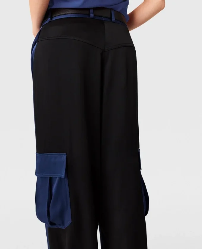 Pantaloni cargo oversize in raso Pantaloni cargo oversize in raso