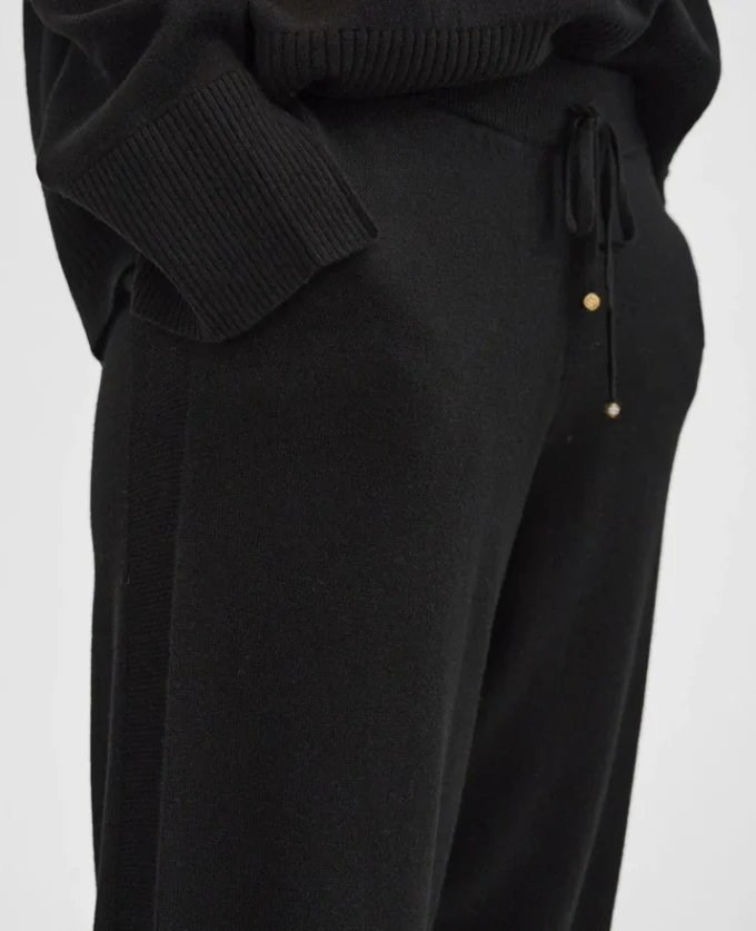 Pantaloni della tuta a vita media e gamba affusolata Pantaloni della tuta a vita media e gamba affusolata
