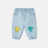 Pantaloni della tuta in jeans con grafica Earth Friends Pantaloni della tuta in jeans con grafica Earth Friends