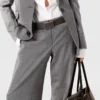 Pantaloni dritti a pieghe gessati Pantaloni dritti a pieghe gessati