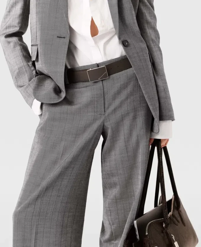 Pantaloni dritti a pieghe gessati Pantaloni dritti a pieghe gessati