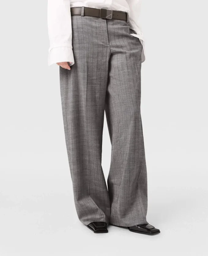 Pantaloni dritti a pieghe gessati Pantaloni dritti a pieghe gessati