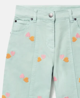 Pantaloni in gabardine con ricamo a forma di cuore