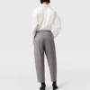 Pantaloni in lana a vita alta con pieghe Pantaloni in lana a vita alta con pieghe