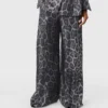 Pantaloni oversize con coulisse e stampa leopardata Pantaloni oversize con coulisse e stampa leopardata