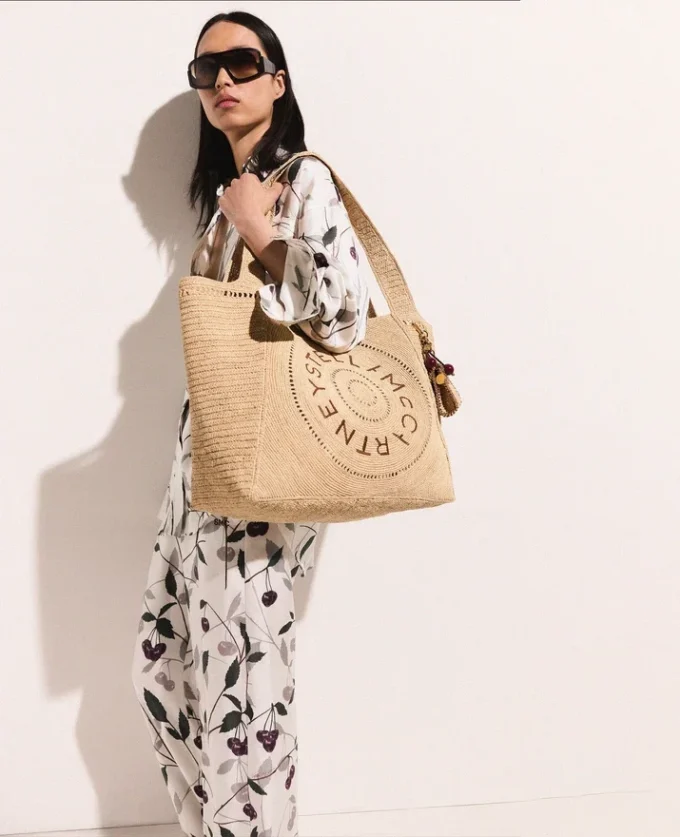 Pantaloni oversize con stampa ciliegie Pantaloni oversize con stampa ciliegie