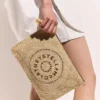 Pochette con logo in rafia Pochette con logo in rafia