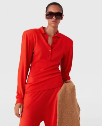 Polo con spalle larghe