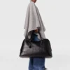 Poncho asimmetrico con collo alto in maglia Poncho asimmetrico con collo alto in maglia