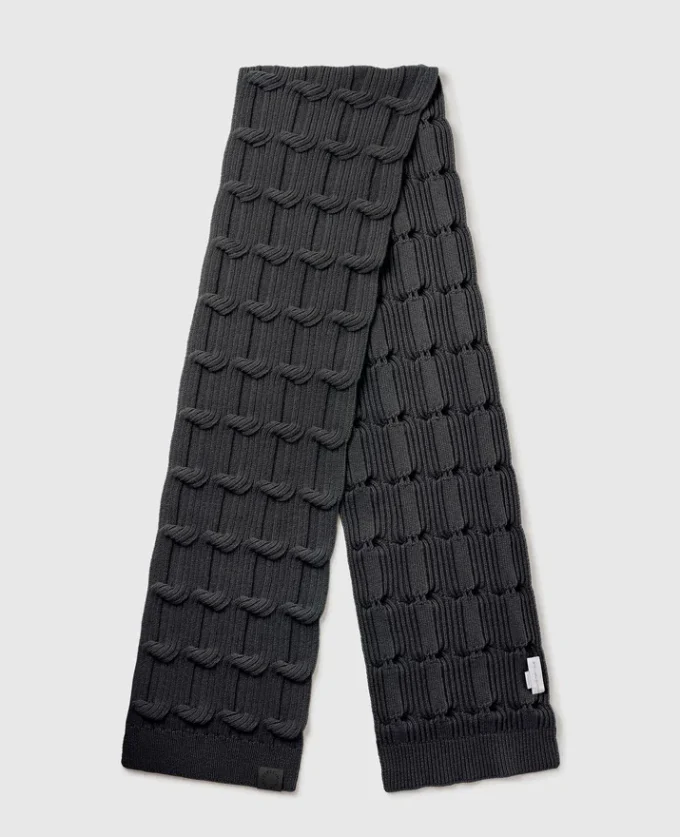 Sciarpa Falabella lavorata a treccia Sciarpa Falabella lavorata a treccia