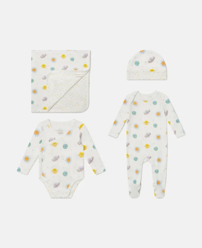 Set tutina, cappellino e copertina con stampa pianeti Set tutina, cappellino e copertina con stampa pianeti