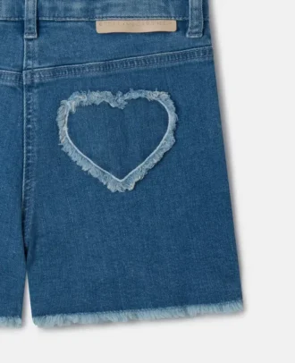 Shorts in denim elasticizzato con toppa a forma di cuore con frange