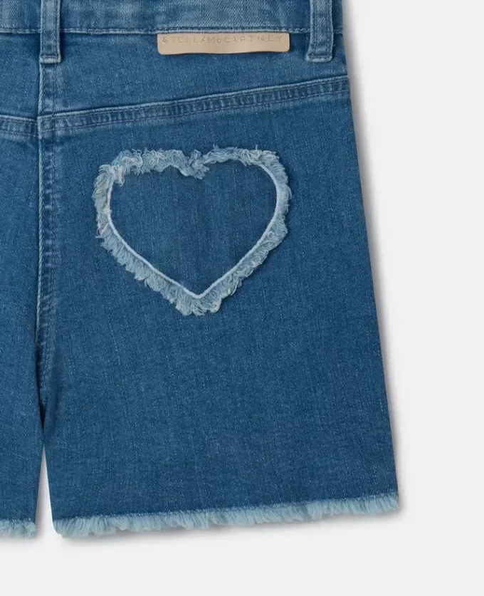 Shorts in denim elasticizzato con toppa a forma di cuore con frange Shorts in denim elasticizzato con toppa a forma di cuore con frange