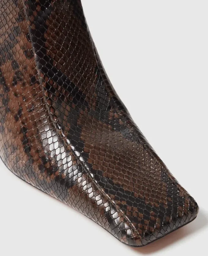 Stivali al ginocchio con punta quadrata in pelle di serpente Stivali al ginocchio con punta quadrata in pelle di serpente