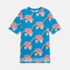 T-shirt con stampa arcobaleno e pattini a rotelle T-shirt con stampa arcobaleno e pattini a rotelle