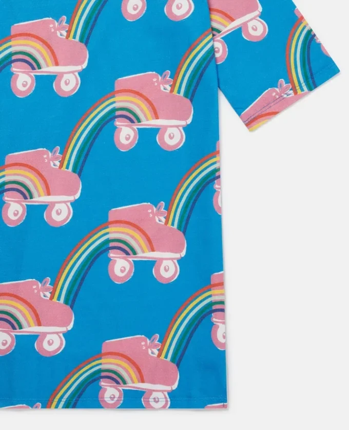 T-shirt con stampa arcobaleno e pattini a rotelle T-shirt con stampa arcobaleno e pattini a rotelle