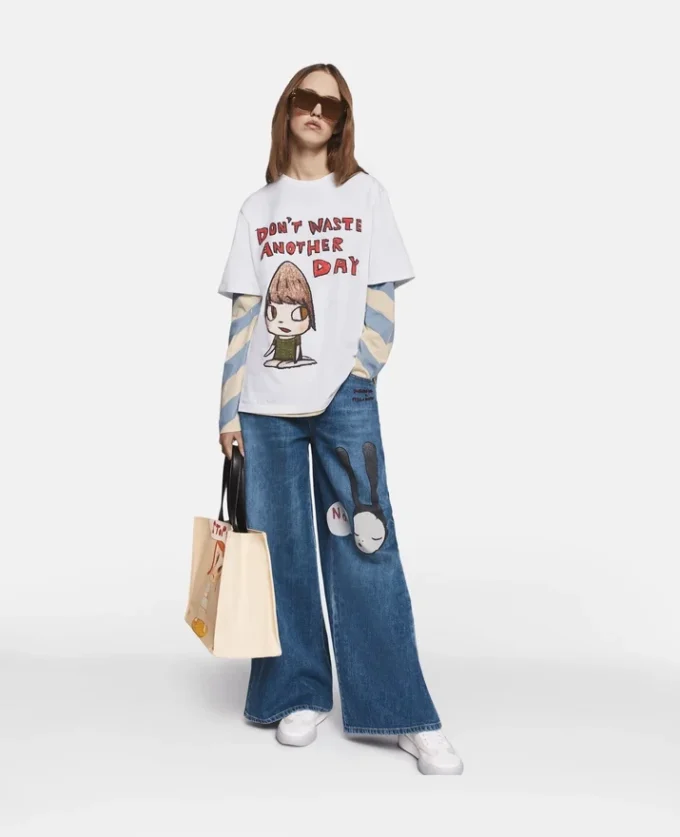 T-shirt oversize con slogan “Don’t Waste Another Day” T-shirt oversize con slogan “Don’t Waste Another Day”