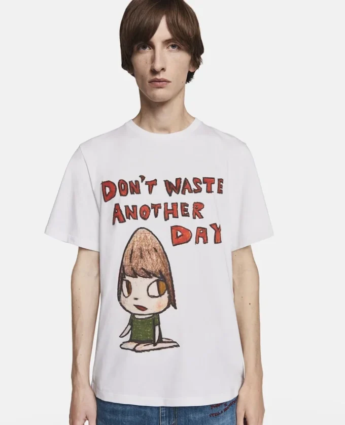 T-shirt oversize con slogan “Don’t Waste Another Day” T-shirt oversize con slogan “Don’t Waste Another Day”