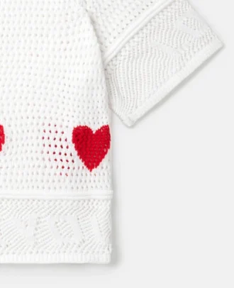 Top a maniche corte con cuore all’uncinetto